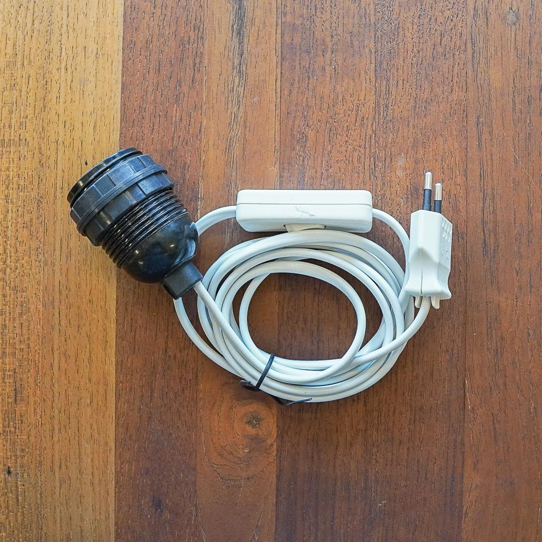 E27 Lamp Holder w Switched Cable